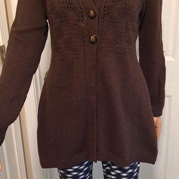 Harold's V-Neck Cardigan. Brown crochet-Look with 4 Large Buttons on Front - Picture 3 of 7